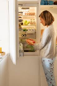 Mujer Con Nevera Abierta 41 En La Nevera Tambien Categoriza Trucos De Limpieza Limpieza Casa Orden En Casa