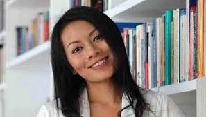 CANDU MEMBACA: BIOGRAFI DEWI LESTARI