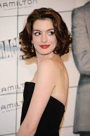 Anne Hathaway Celebrity Oops Like And Follow Celebrity Celebrities Celebs Model Models Hair Styles Short Wavy Hair Medium Curly Hair Styles