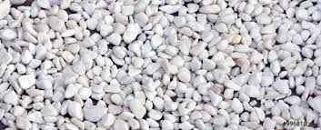 Wählen sie hierfür einen trockenen tag aus mit geringen chancen auf niederschlag. Im Garten Liegen Viele Runde Und Ovale Steine Weisser Foto Vorratig Crushpixel