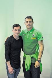 Een kleine overwinning van roemenië op kuq e zinjtë zou al voldoende kunnen zijn om de volgende ronde te kunnen bereiken. Granit Und Taulant Xhaka Das Bruder Duell Sport Sz De