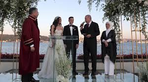 Mesut özil und seine frau amine sind seit sommer 2019 verheiratet. Trauung Am Bosporus Mesut Ozil Heiratet Amine Gulse Zdfheute