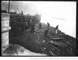 21 1 1910 Pont De L Estacade Paris 15e Arrondissement Ramassage Des Debris De Bois Photographie De Presse Agen Paris Photographie Histoire De Paris