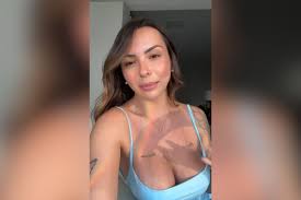 Karol Rosalin explica o que aconteceu após sentar de biquíni na neve |  Metrópoles