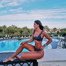 Apresentadora revelou que os comentários que faziam à forma das suas pernas a deixavam abalada. Carolina Patrocinio Volta A Dar Que Falar Pernas Esquisitas Comparado Com O Corpo