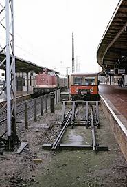 S Bahn Und Nahverkehrszug Im Bahnhof Oranienburg 1991 S Bahn Bahn Berlin Eisenbahn