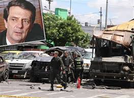 El hombre, de 26 años, fue uno de los motociclistas que quedó grabado detrás de la camioneta que. Exministro Fernando Londono Hospitalizado Tras Atentado Con Carro Bomba En Bogota