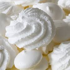 La meringa italiana è una base perfetta per la pasticceria che contempla i semifreddi, i gelati e le esistono tre tipi di meringhe, preparazioni a base di albumi montati, che sono nello specifico: Come Fare La Meringa All Italiana Alla Francese E Svizzera Dolcepasticceria