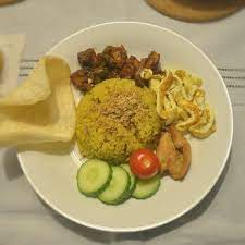 Nasi Kuning Sambal Goreng Kentang Buncis Telur Dadar Iris Ayam Goreng Kerupuk Udang