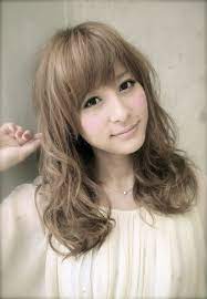 甘ふわセミディ 顔周りにレイヤーで目尻 フェイスラインを隠すことで 骨格に関係なく小顔に見せる事ができる まるで顔やせ な効果を体験してください カラーは メルティーベージュ ふんわり 透け感ならこのカラーが是非 short hair styles natural