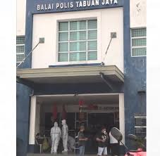 Tinjauan harakah mendapati mereka ini menunggu di balai polis untuk mendapatkan borang kebenaran rentas. Balai Polis