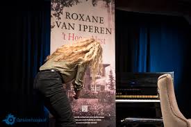 Twee jonge prostituees proberen zich er vol goede moed door het leven te slaan, terwijl ze dromen van een betere toekomst. Roxane Van Iperen In Bomvolle Boerderij Ophuizerhoogte Nl