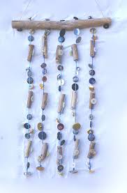 Diy Windspiel Aus Knopfen Und Treibholz Selbermachen Mobile Aus Treibholzstuckchen Verschiedenen Knopfen Lustige F Wind Chimes Diy Wind Chimes Sea Shell Decor