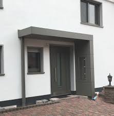 Eingangsuberdachung Farblich Abgestimmt Auf Die Haustur Und Die Fensterrahmen Mit Integriertem Briefkast Hausturvordach Eingangsuberdachung Eingang Uberdachung