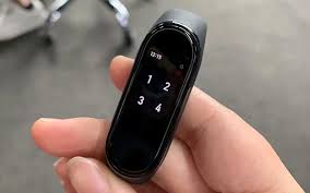 Kak Vklyuchit Vyklyuchit Razblokirovat I Proverit Na Podlinnost Fitnes Braslet Xiaomi Mi Band 4