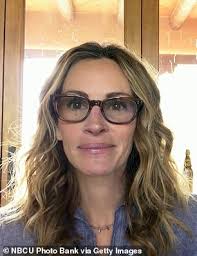 Watch the video here to see her on the red carpet with her father daniel moder! Julia Roberts And George Clooney Rom Com Ticket To Paradise Receives Release Date Oltnews