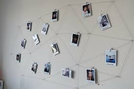 Polaroid Fotos Deko Basteln Gestalten 17 Gute Laune Ideen Bilderrahmendekorieren Fotowand Aufhangen Foto Polaroid Foto Fotowand Gestalten Fotowand Ideen