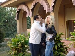 مايو ( محمد رجب) شاب نصاب ينصب على الناس باالاشتراك مع عصابته الصغيرة (خالد صالح و. Ø«Ù…Ù† Ø¯Ø³ØªØ© Ø§Ø´Ø±Ø§Ø±