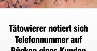 Tatowierer Notiert Sich Telefonnummer Auf Rucken Eines Kunden Coole Spruche Fiese Spruche Telefon