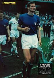 Gli azzurri del campionato europeo del 1968 con i rossoneri gianni rivera, angelo anquilletti e 5 giugno 1968, stadio san paolo di napoli, semifinale italia vs u.r.s.s. Italia Urss 0 0 5 Giugno 1968 Semifinale Campionato Europeo Ingresso In Campo Delle Squadre Con L Italia Capitanata Da Gia Calciatori Calcio Figurine Di Calcio