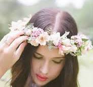 Tocado en forma de corona de flores naturales para la novia