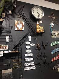 壁面を有孔ボードを使っておしゃれにディスプレイ インテリア 収納 金属壁 インテリア 額縁