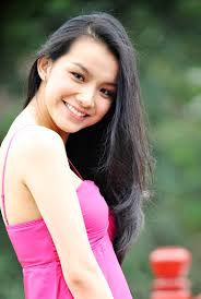 Trần thị thanh nhàn (born 1982), better known as lý nhã kỳ is a vietnamese actress, model and businesswoman.she is known for portraying diem kieu in vtv's series kiều nữ và đại gia (the beauty and the wealthy).since 2011, she has been serving as the tourism ambassador of vietnam. Bá»™ 3 Kiá»u Ná»¯ Va Ä'áº¡i Gia Sau 12 NÄƒm Ngá»c Lan Ly Nha Ká»³ Cung Chung Cáº£nh Ngá»™ NgÆ°á»i Con Láº¡i á»Ÿ áº©n Suá»'t 10 NÄƒm Sau Khi CÆ°á»›i Tiáº¿n SÄ©