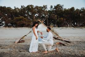 Nell'immaginario collettivo, sotto la voce romanticismo, da qualche anno a questa parte, appare il nuovo trend del beach wedding. Una Proposta Di Matrimonio Al Mare Antonio La Malfa Fotografo