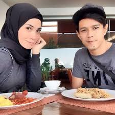 Pelakon, izreen azminda berang dengan dakwaan mengatakan rumah tangganya dengan suami, ude wahid sedang bergolak. Rezeki Seni Berkurang Tetapi Bersyukur Masih Ada Rezeki Lain Izreen Azminda Skop Rojak Daily