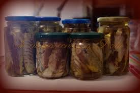 Il tonno sott'olio fatto in casa è più semplice da realizzare di quanto uno non si immagini ed ovviamente è totalmente differente dal tonno sott'olio che generalmente siamo abituati ad acquistare. Sgombri Sottolio Fatti In Casa In Cucina Con Zia Ralu