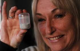 Artist uses ashes of the deceased in paintings