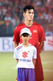 Nguyễn tiến linh (born 20 october 1997) is a vietnamese footballer who plays as a striker for v.league 1 club becamex bình dương and vietnam national football team. Nguyá»…n Tiáº¿n Linh Tiá»n Ä'áº¡o Tráº» Báº¥t Ä'áº¯c DÄ©
