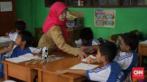 Kadang, ada saja tingkah lucu para guru yang bikin ketawa waktu mengajar di kelas. Zonasi Guru Antara Mutasi Pengajar Dan Pemerataan Mutu