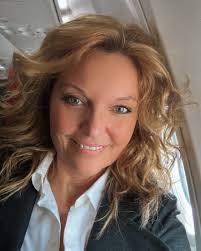 Hvad ville der ske, hvis du elskede, uden at holde igen? 🤎 Ikke med  desperation. Ikke med frygt for at miste dig selv. Men med ro. Med nærvær.  Med åbne øjne og