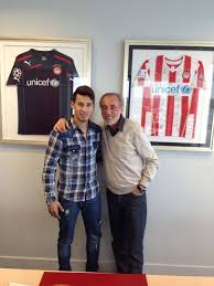 Maybe you would like to learn more about one of these? Hernan Perez Apoya La Campana De Ruben Horacio Gaggioli Para Llevar La Servilleta De Messi Al Museo Del Barca Notas De Prensa
