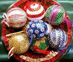Tannenbaum Ornamente Mit Dekosteinchen Und Pailletten Gestalten Styroporkugel Weihnachtskugeln Basteln Bastelideen