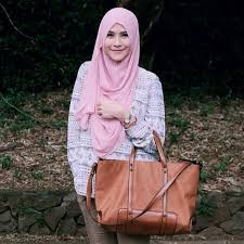 Kami menjual berbagai macam kebutuhan fashion wanita mulai dari tas wanita, jam tangan, sandal, sepatu baju wanita,busana muslim. Tas Wanita 45 Photos Shopping Retail Jakarta Indonesia Jakarta Indonesia 10110