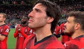 Cefnogwyr Milan yn ymateb i ymadawiad Tonali: Rydych chi'n gwerthu eich  enaid!