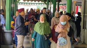 2 hari 1 malam , hanya 600k bisa khusyu ziarah nya , wooww 😍. Ngeyel Warga Nekat Ziarah Ke Kesultanan Banten Meski Tutup Karena Corona Suara Banten