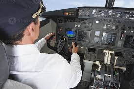 Paura su un volo della delta airlines per il tennessee costretto ad atterrare nel new mexico dopo che un. Pilota Guida Aereo In Cabina Di Guida 1158529 Foto D Archivio