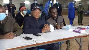 Uda candidate john njuguna (l) leads jubilee's njama kariri (r). Brfq Qldkwpm M