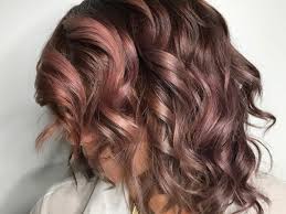 Invece per quanto riguarda i capelli castani, se questi sono troppo scuri è bene iniziare con una schiaritura prima di passare ai colpi di sole. Colore Acconciature Unisex