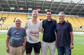 Ihm zur seite stehen seine beiden assistenten markus sinn. Dynamo Dresden Sgd Begrusste Fifa Schiedsrichter Manuel Grafe Zur Fur Alle 36 Bundesligisten Obligatorischen Regelschulung Dynamo Dresden Dynamo Schiedsrichter