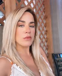 Chelsea Hogan (@chelssellsclt) • Instagram photos and videos