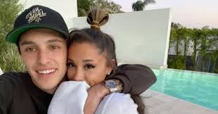 Our exclusive influencer database gives you access to the contact details of flo windey's. Ariana Grande Maakt Het Officieel Met Vriendje Op Instagram Celebrities Hln Be