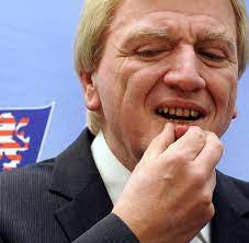 Ich benutze ein shampoo mit färbung, sagte er dem blatt. Volker Bouffier Papa So Wie Du Sieht Kein Mensch Mehr Aus Welt