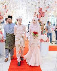 Saya terima nikah dan kawinnya dengan mahar yang telah disebutkan, dan aku rela dengan hal itu. 5 Model Kebaya Akad Nikah Super Simple Ini Lagi Digandrungi Para Wanita