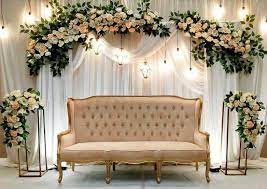 Warna putih yang dominan terlihat makin cantik dengan harga dekorasi pernikahan di rumah. Inspirasi Dekorasi Pelaminan Bunga Yang Megah Dan Elegan Wedding Market