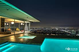 Modern Christmas Tree At La S Iconic Stahl House The Modern Christmas Tree Architecture Modern Christmas Tree Modern House