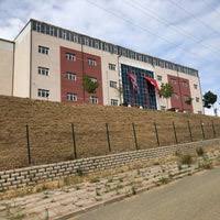 Bundan önceki üniversite logosunda yürüyen köşk vardı ancak bu logo yalova üniversitesi senatosundan çıkmış bir logo değildi. Yalova Universitesi Armutlu Meslek Yuksekokulu Karsiyaka Mahallesi